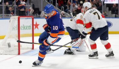 Panthers collapse in second, lose 5-2 to Islanders