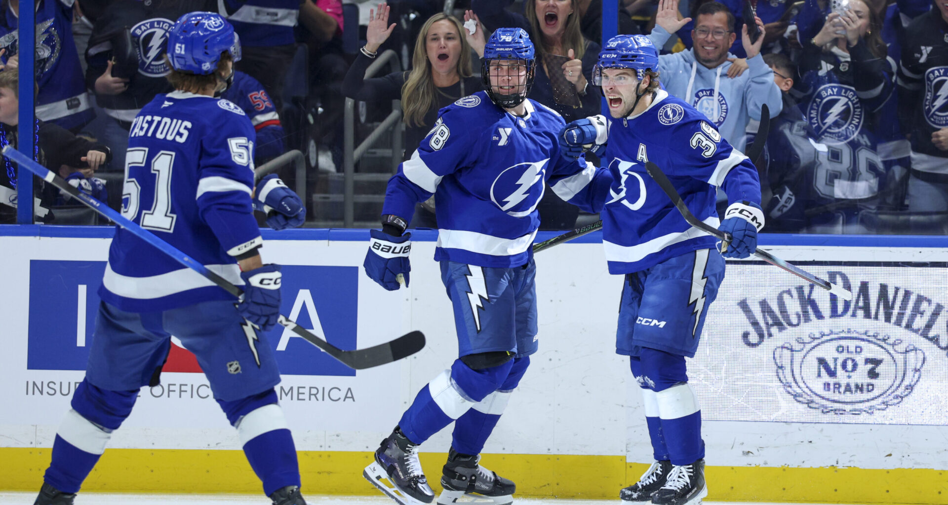 Lightning come back to beat Predators, 3-2