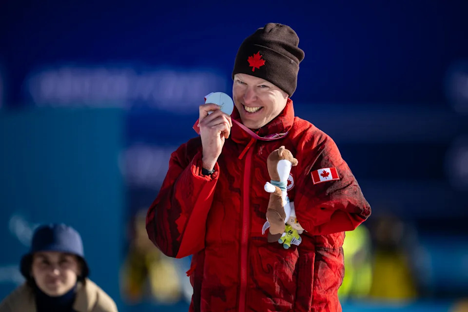 VAL DI FIEMME, ITALY - MARCH 8: Silver Medalist Mark Arendz auf Team Canada celebrates during the medal ceremony for the Men´s Individual Competition Standing on day two of the Milano Cortina 2026 Winter Paralympic Games at Tesero Cross-Country Skiing Stadium on March 8, 2026 in Val di Fiemme, Italy. (Photo by Daniel Kopatsch/VOIGT/GettyImages)