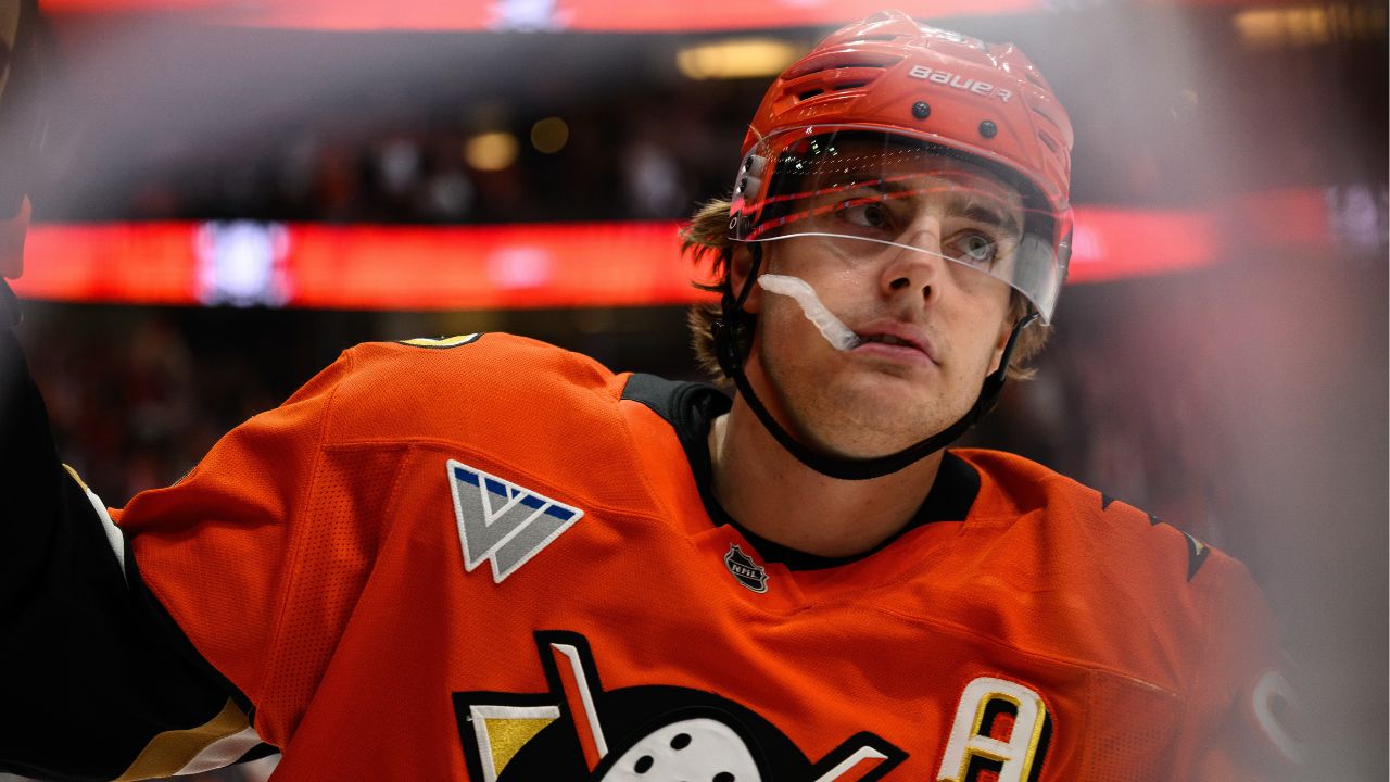 Ducks' Leo Carlsson returns after going to locker room