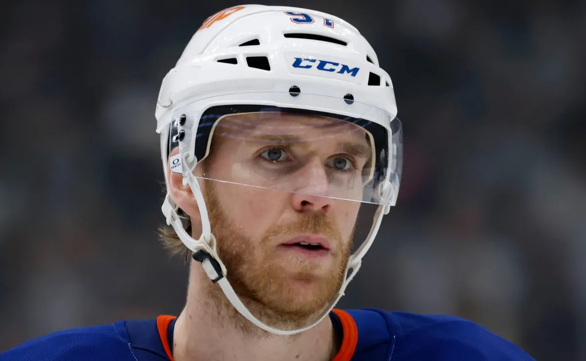 Connor McDavid questions Oilers HC Kris Knoblauch after being outclassed by Lightning