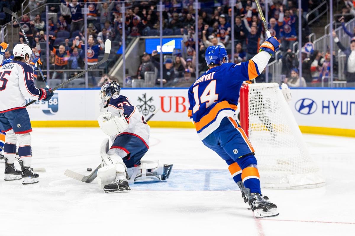 Islanders survive for crucial win against Blue Jackets