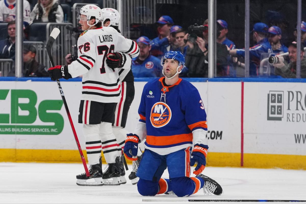 Islanders hurt playoff hopes with ugly loss to woeful Blackhawks