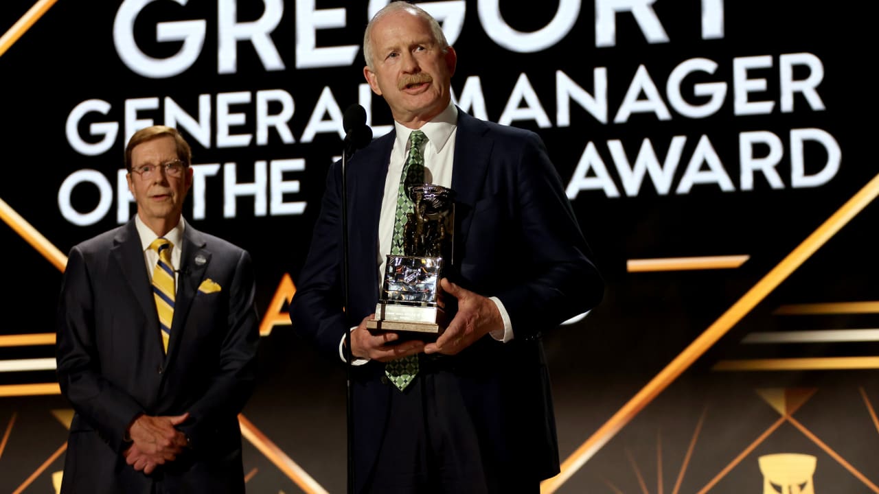 Nill signs 2-year contract to remain Stars GM