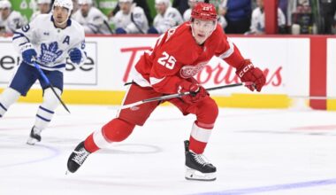 Red Wings Extend Defenseman Bernard-Docker / DHN