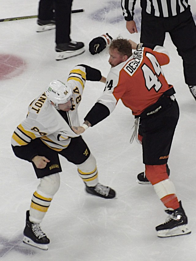 Flyers Nicolas Deslauriers vs Boston's Tanner Jeannot