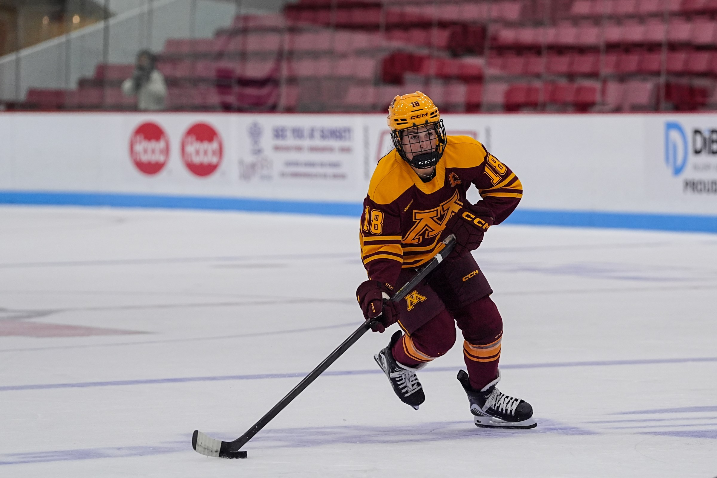 BOSTON, MASSACHUSETTS - OCTOBER 4: Abbey Murphy #18 of University of Minnesota looks to pass during a game between University of Minnesota and Boston University at Walter Brown Arena on October 4, 2025, in Boston, Massachusetts. (Photo by Andrew Katsampes/ISI Photos/ISI Photos via Getty Images)