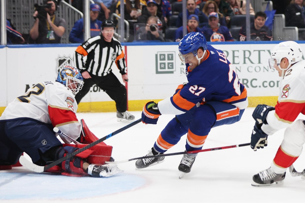 New York Islanders left wing Anders Lee (27) scores the go-ahead goal against the Florida Panthers.