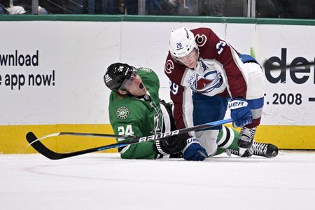 Dallas Stars Forward Hintz Exits Game Early With Leg Injury