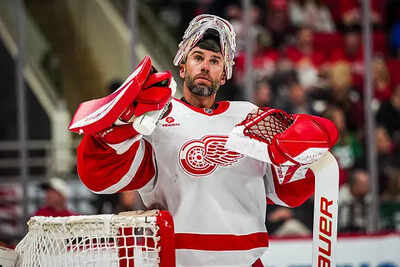 Detroit Red Wings goalie John Gibson exits NHL match against Nashville Predators with minor shoulder injury