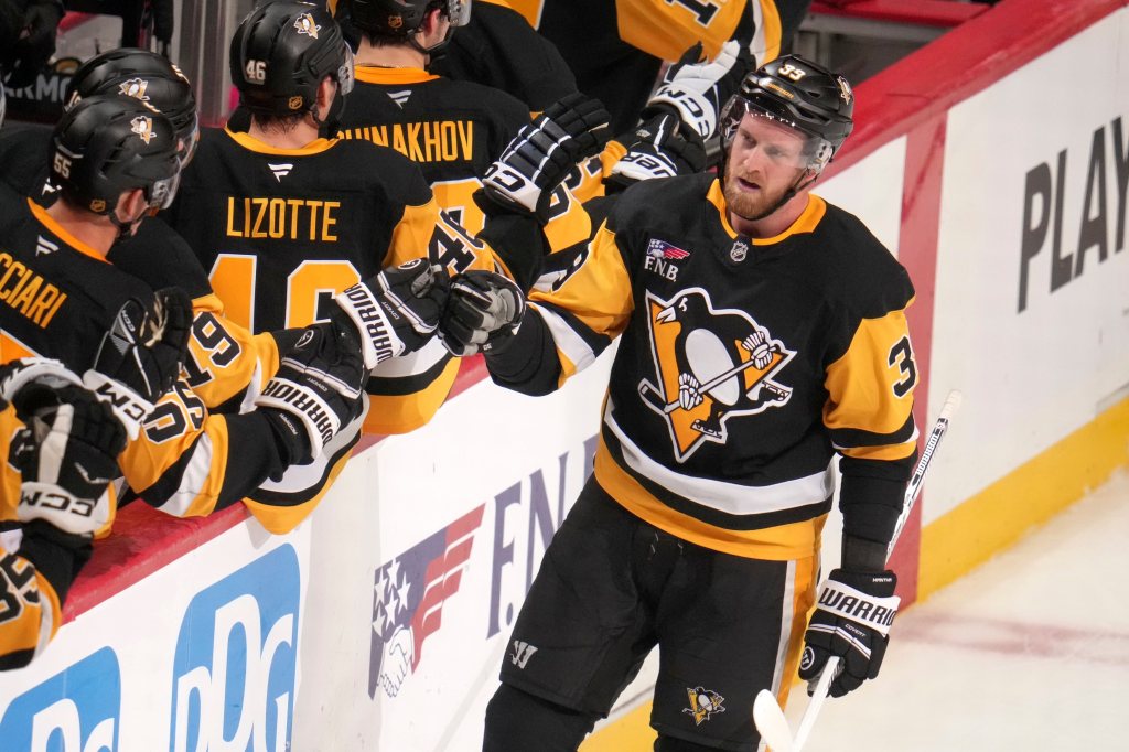 Anthony Mantha high-fives his teammates on the bench.