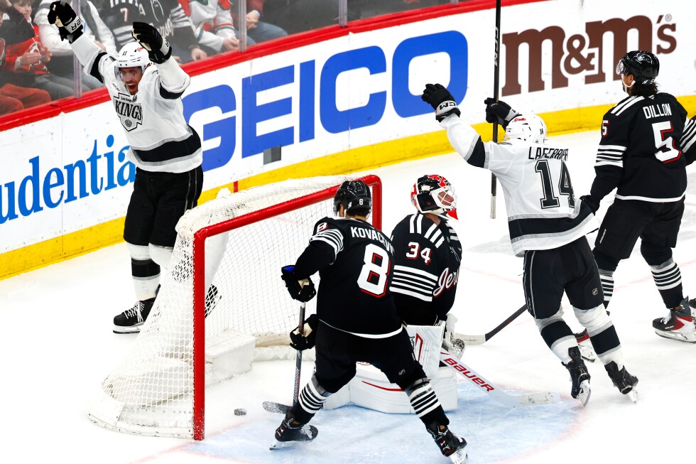 Kings' Kopitar sets franchise points record with 2 goals against Devils