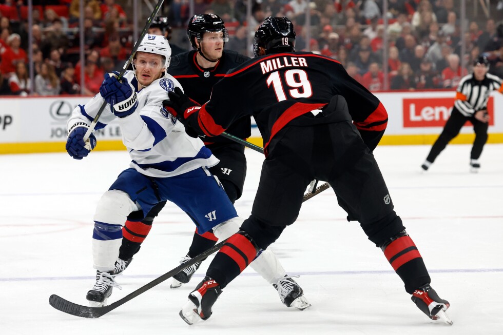 Carolina Hurricanes edge Tampa Bay Lightning in matchup of Eastern Conference's top teams