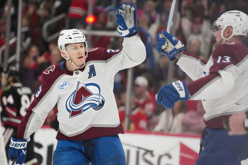 MacKinnon stars as the Avalanche beat the Blackhawks 4-1 to clinch playoff spot