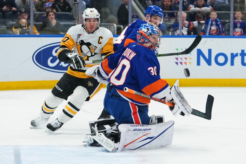 Penguins' Sidney Crosby returns from brief injury absence to face Islanders