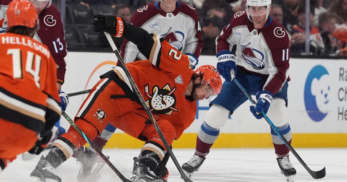 Ducks winning streak ends with loss to Avalanche