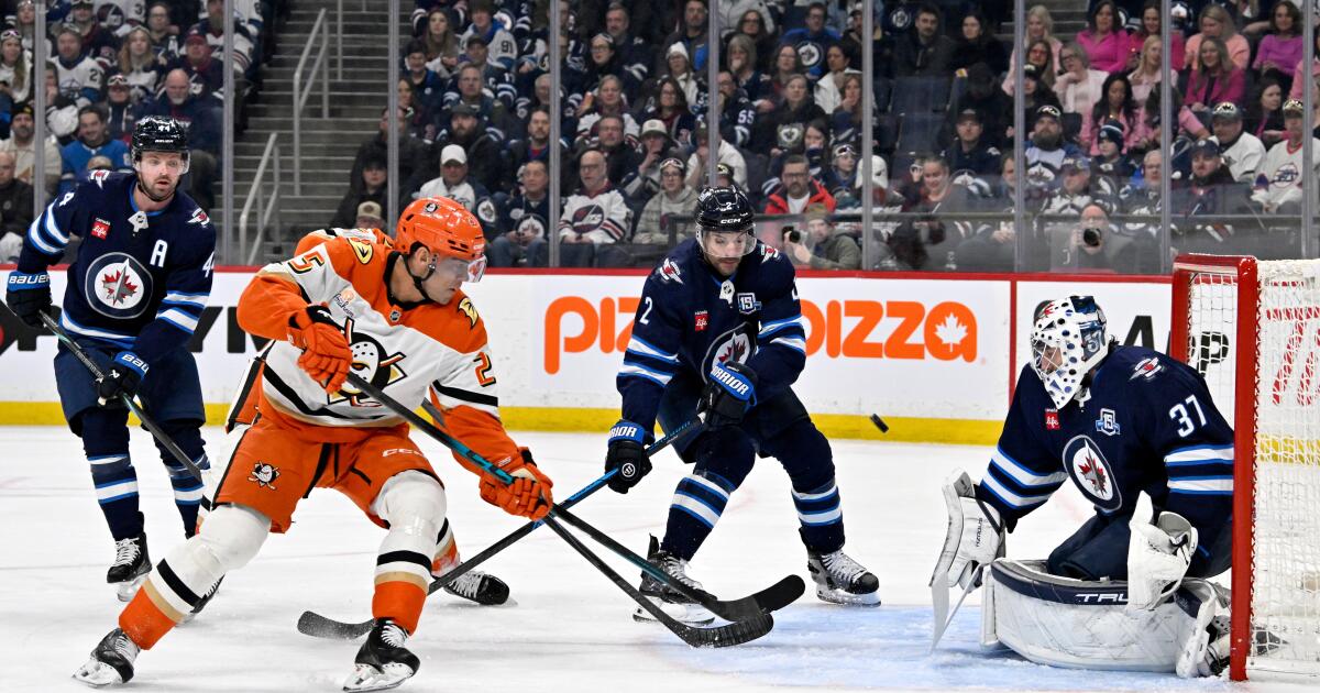 Ducks remain in first place with win over Winnipeg
