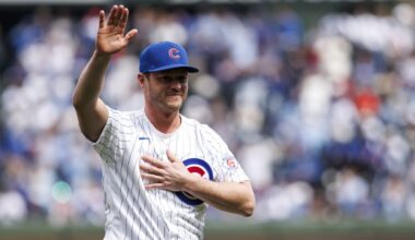 Toews throws out ceremonial 1st pitch at Cubs game