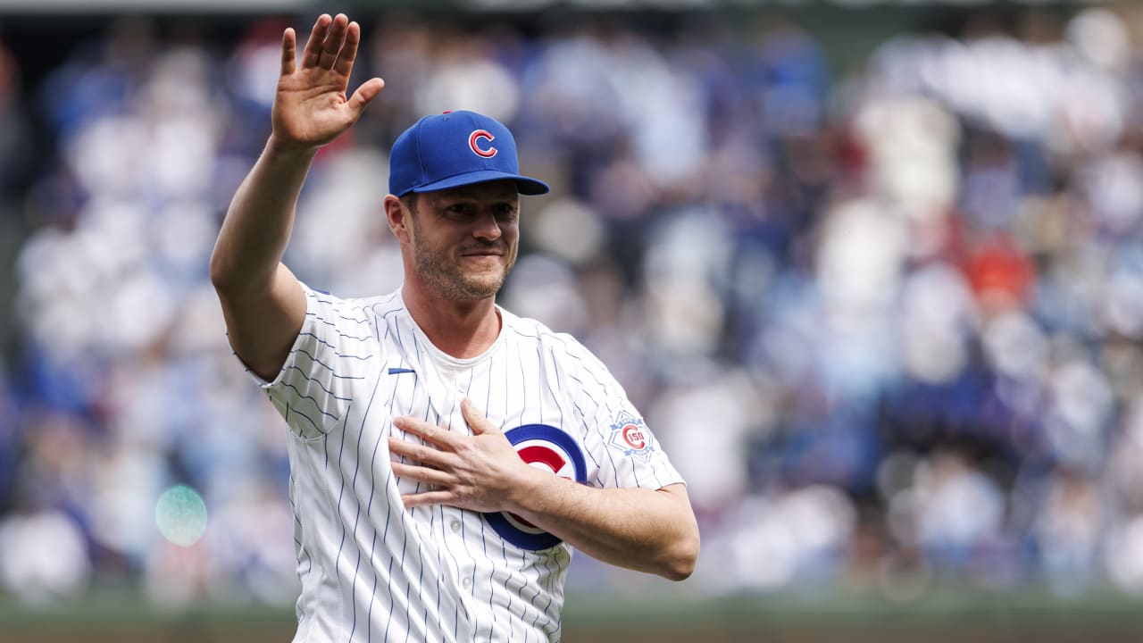 Toews throws out ceremonial 1st pitch at Cubs game
