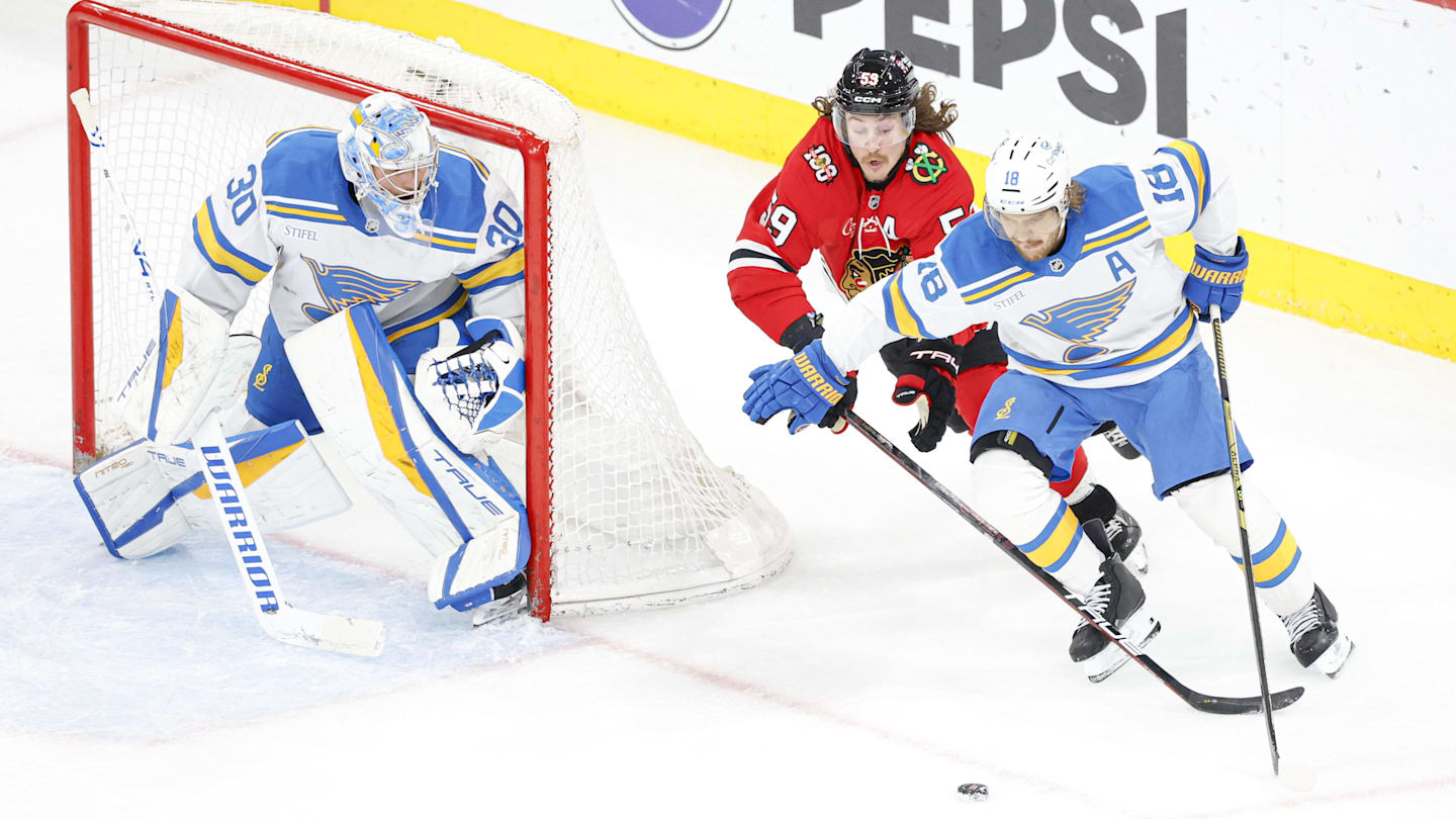 Apr 11, 2026; Chicago, Illinois, USA; St. Louis Blues center Robert Thomas (18) defends against Chicago Blackhawks left wing Tyler Bertuzzi (59) during the second period at United Center. Mandatory Credit: Kamil Krzaczynski-Imagn Images