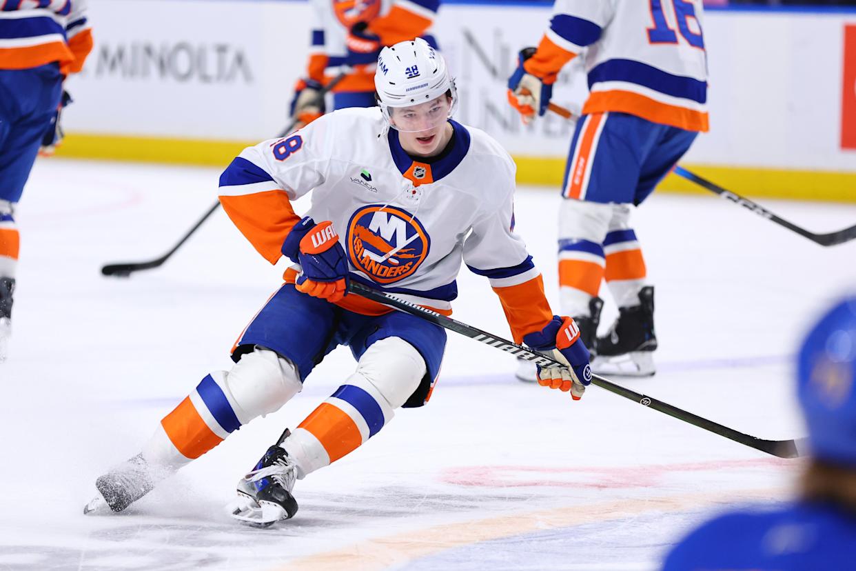 Matthew Schaefer of the New York Islanders warms up