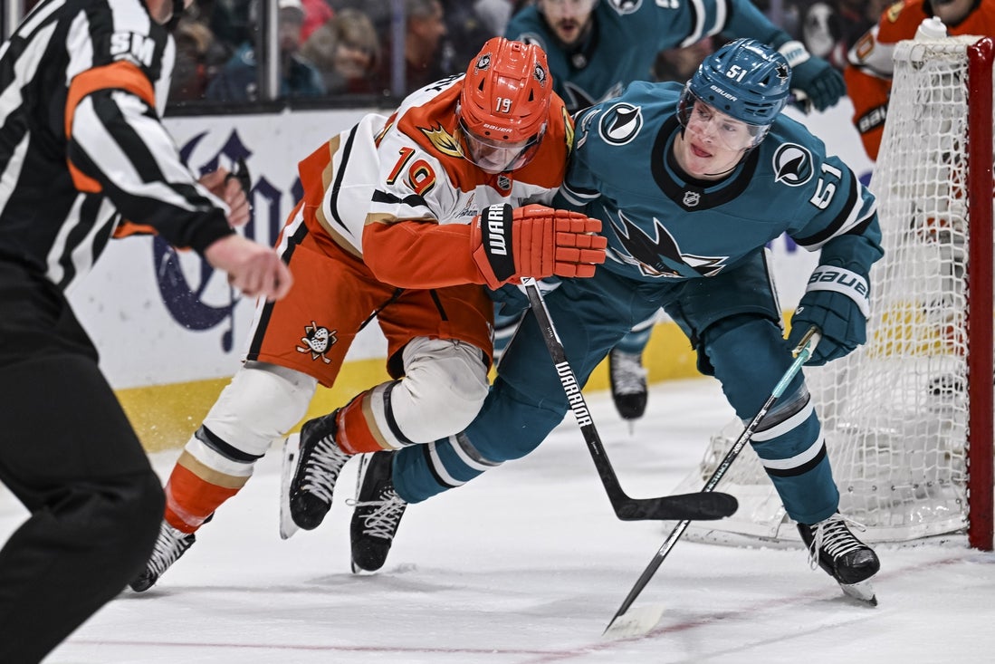 Sharks stun Ducks with 2 goals late in third period