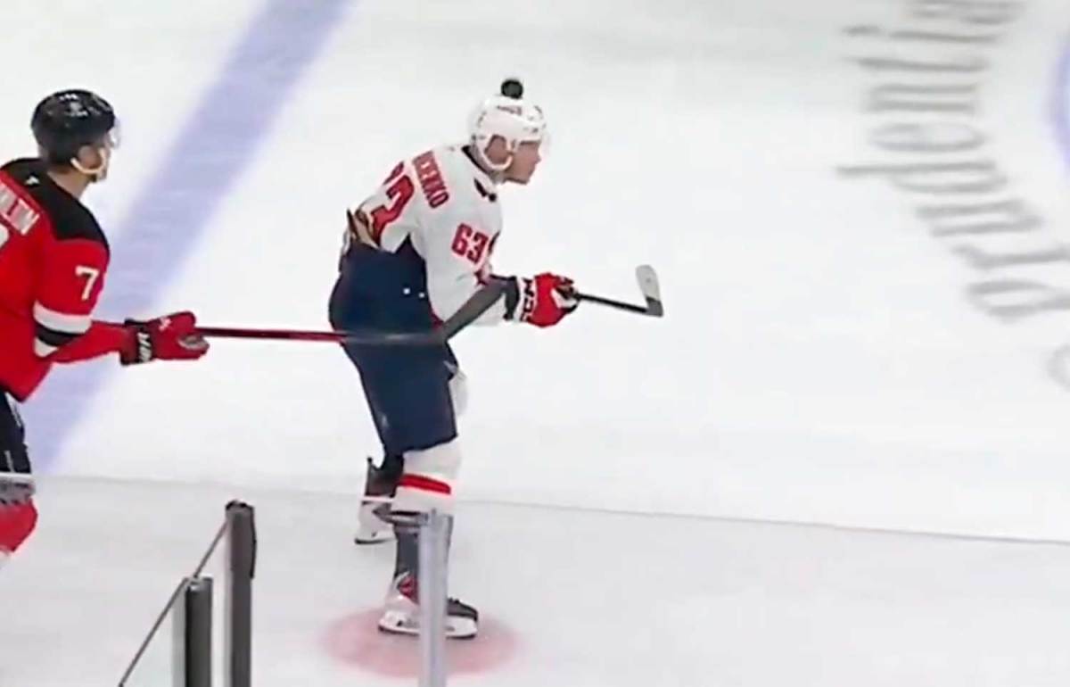 Ivan Miroshnichenko heads puck out of midair like a soccer player, generates scoring chance