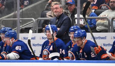 Islanders fall to Flyers, losing third straight game in chorus of boos