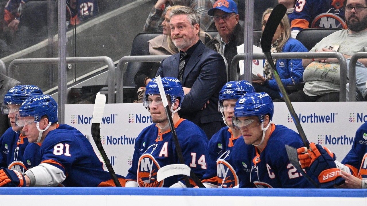 Islanders fall to Flyers, losing third straight game in chorus of boos