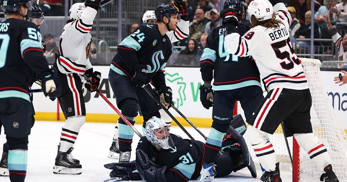 Kraken lose 4-2 to Blackhawks for 4th straight defeat