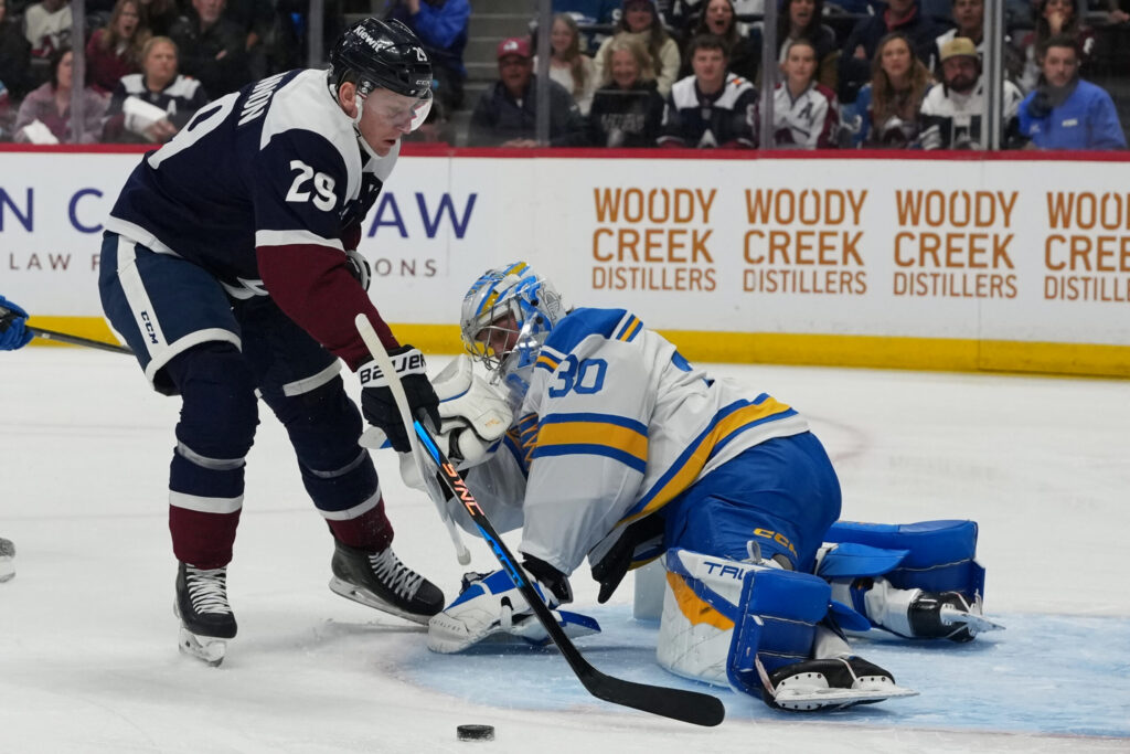 Avalanche drop another home game, fail to clinch division in 3-2 loss to Blues