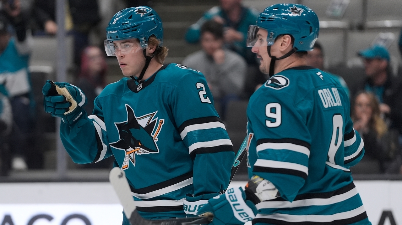 Will Smith scores to lead Sharks past Blackhawks 3-2