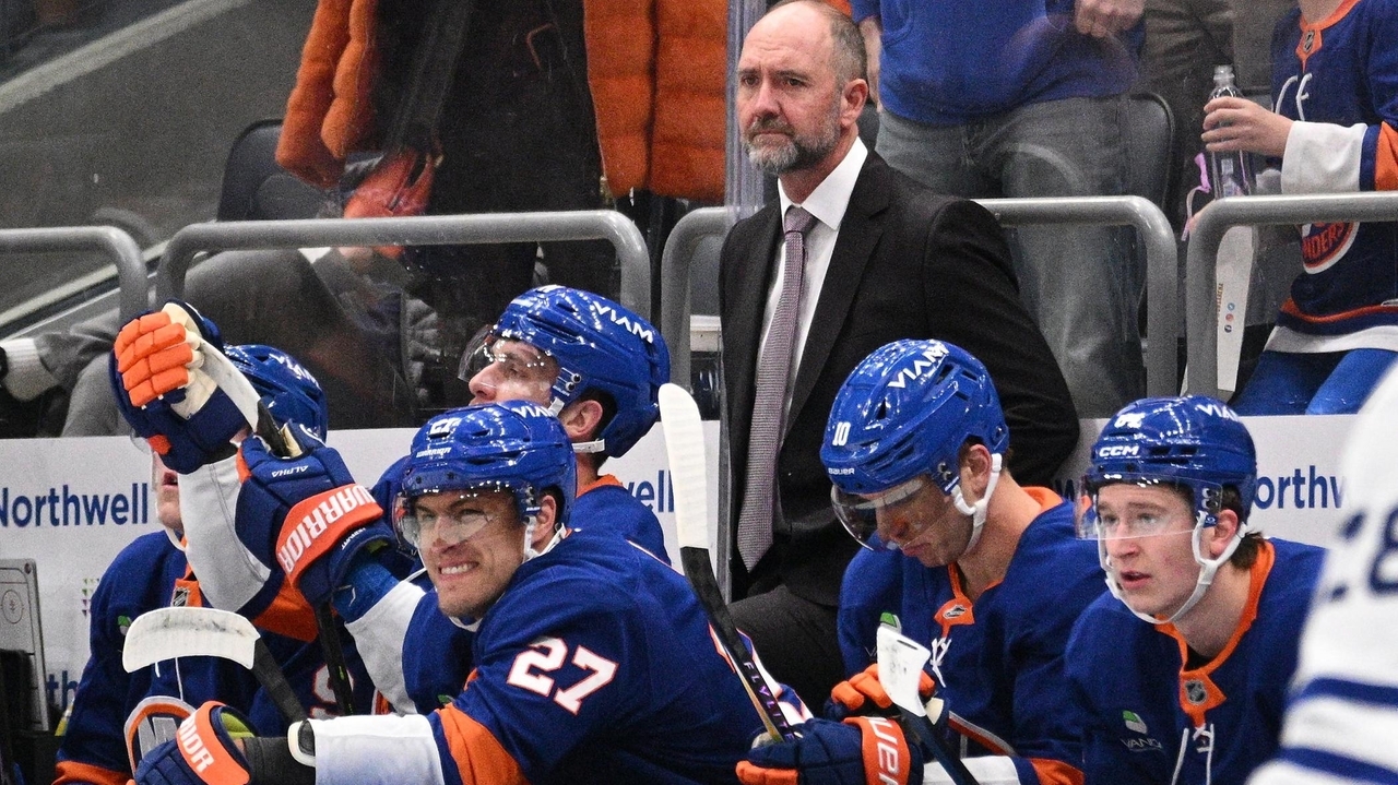 Islanders win coach Pete DeBoer's debut, end 4-game losing streak