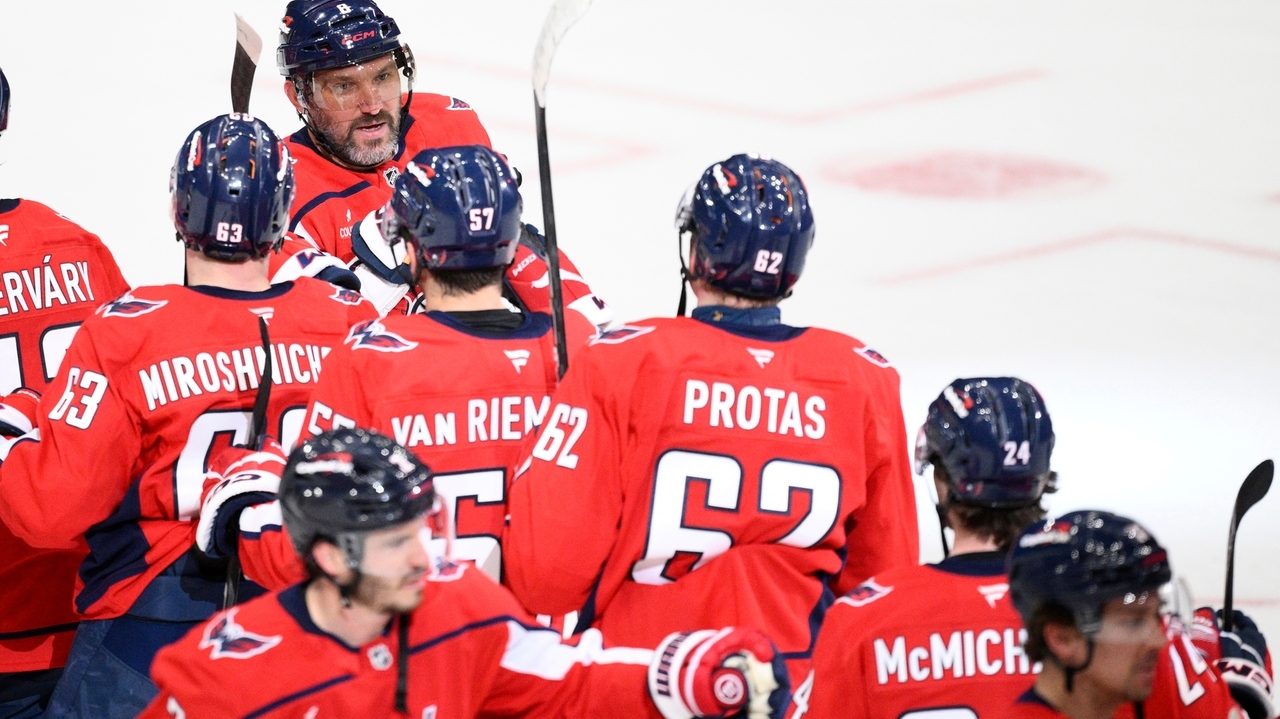 Ovechkin response to fans' request for 1 more year: 'I'll think about it'