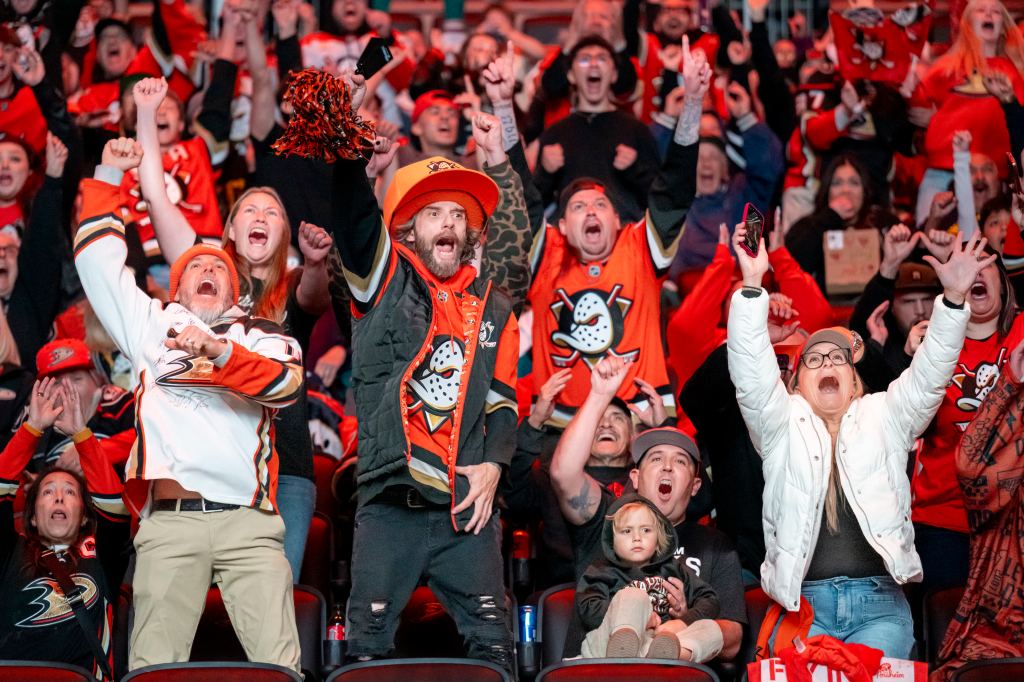 Ducks fans flock to Honda Center for watch party – Orange County Register