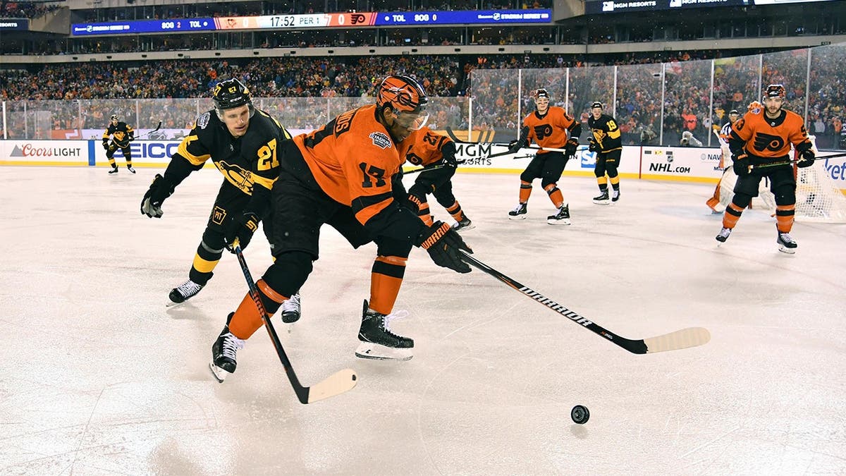 Philadelphias Wayne Simmonds battles Pittsburgh's Nick Bjugstad
