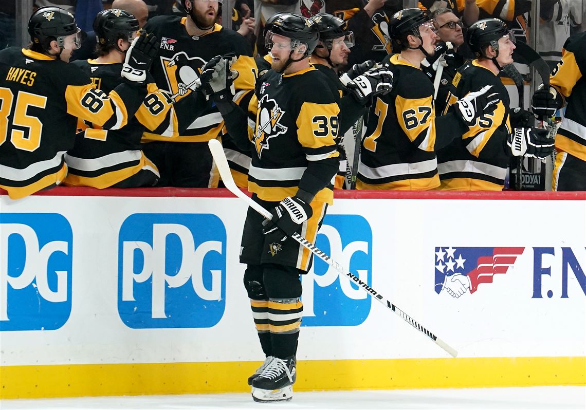 Penguins rout Red Wings in another boost to playoff hopes