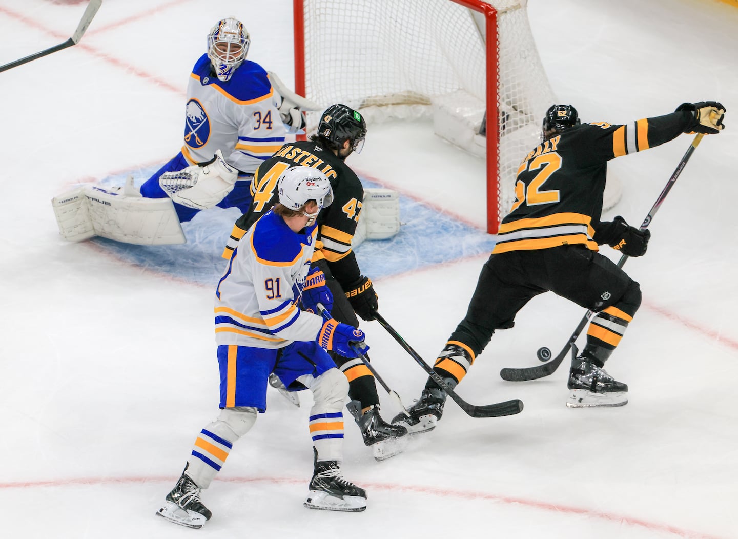 Sean Kuraly (52) scored the lone Bruins' goal on Sunday, beating Sabres goalie Alex Lyon with 40 seconds left in the third period.