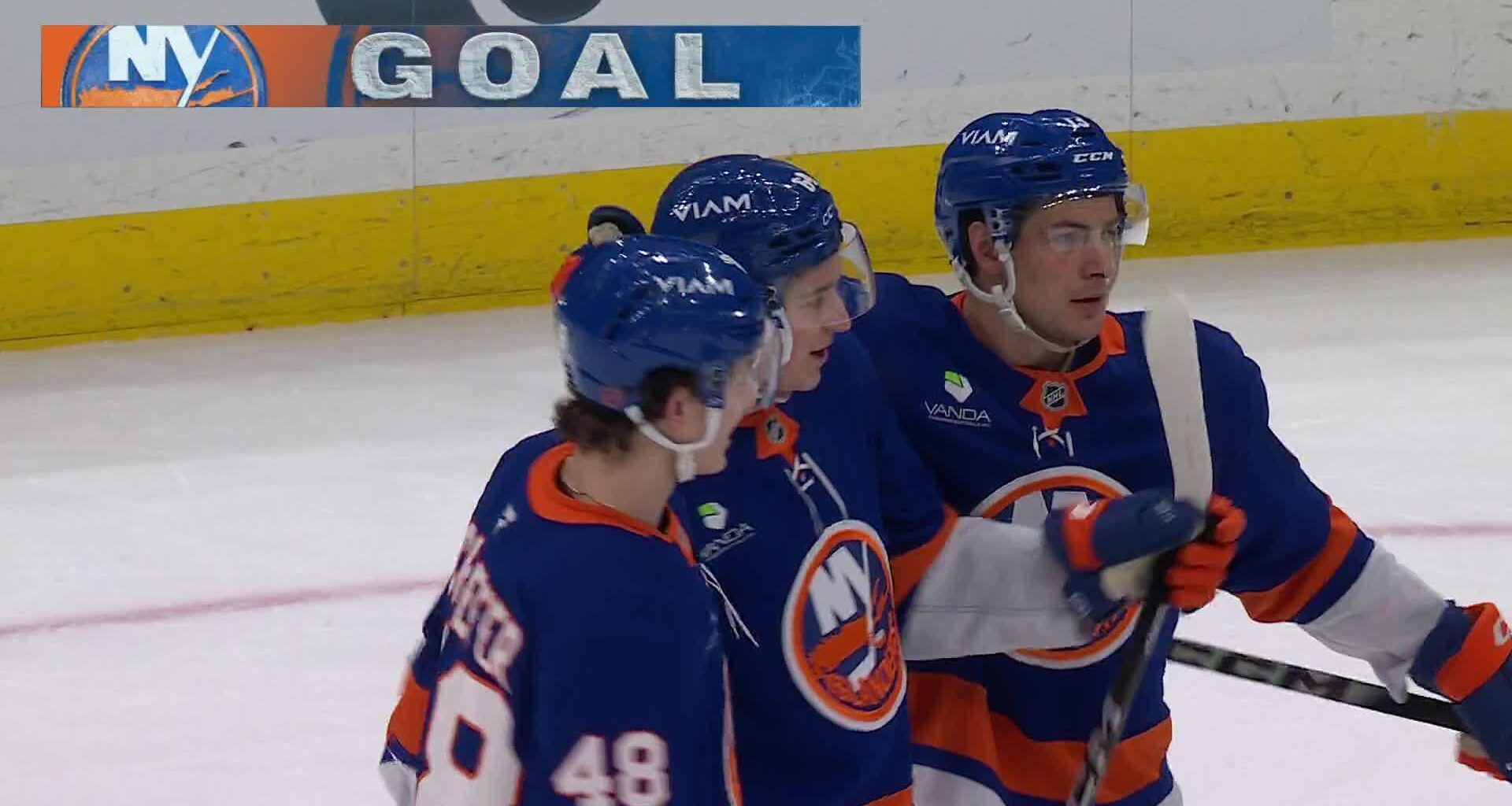 Matthew Schaefer matches record for goals by rookie defenseman as Islanders top Leafs 5-3