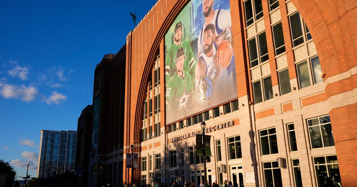 Dallas Stars' arena investigating 4 fans for apparently celebrating with a Nazi salute | National Sports