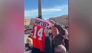 Flyers fans link team's winning streak to gifting Pope Leo a custom jersey