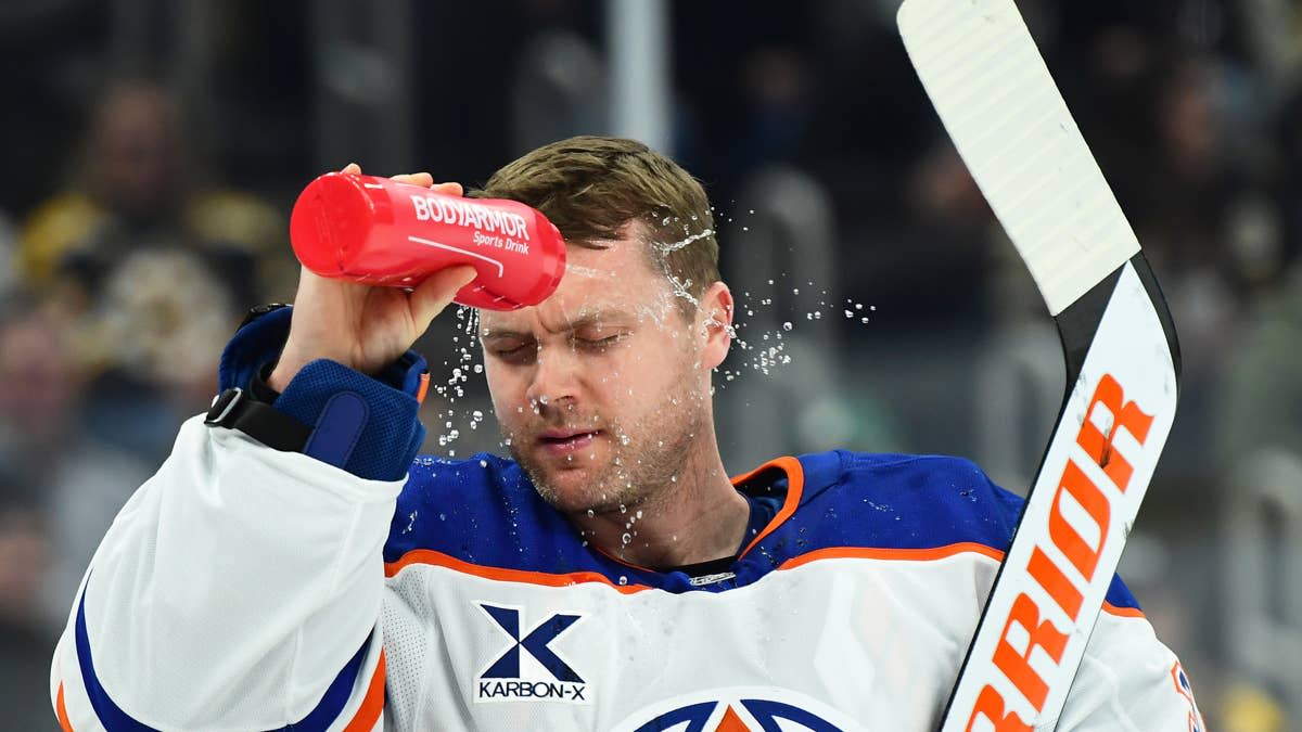 Edmonton Oilers goaltender Calvin Pickard (30) squirts his face with water after coming into a game.Bob DeChiara-Imagn Images