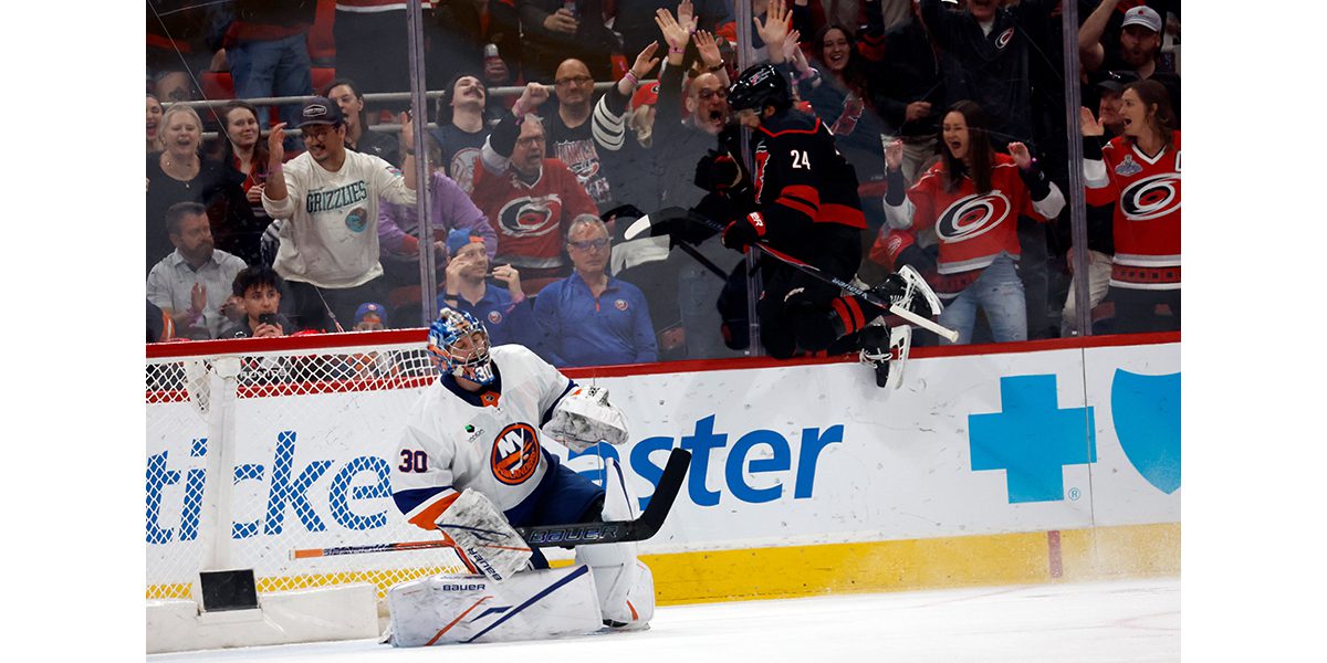 Hurricanes overwhelm Islanders in 4-3 win