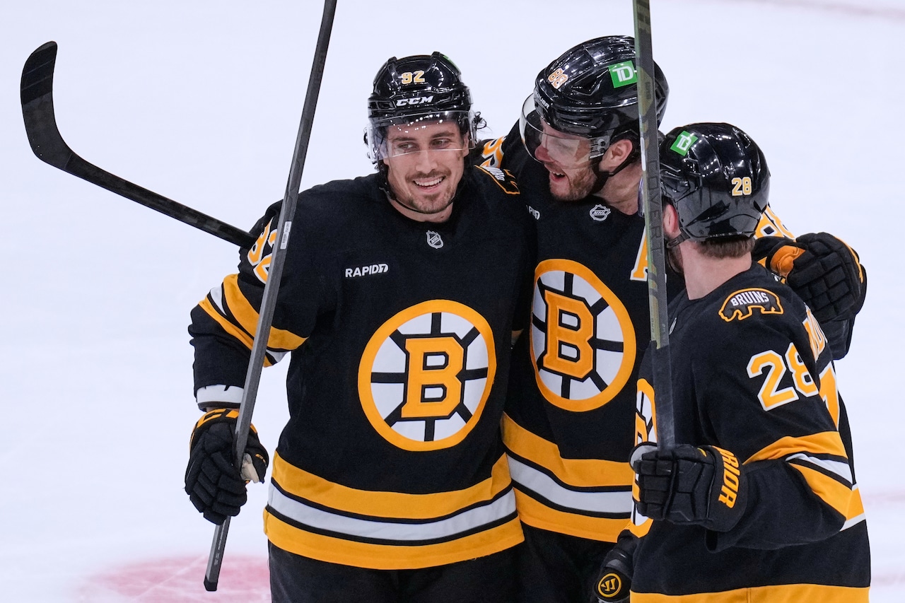 Viktor Arvidsson hat trick leads Bruins past Stars
