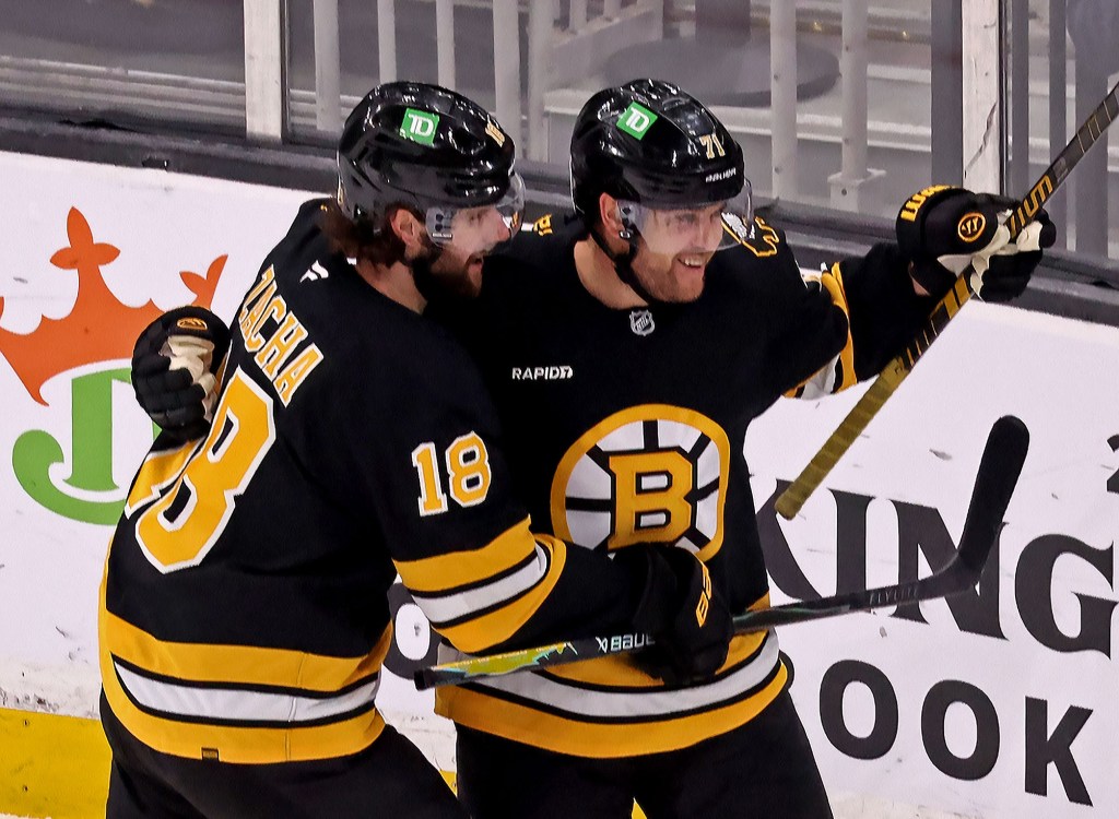 Bruins keep on rolling, double up Stars behind veteran forward's hat trick