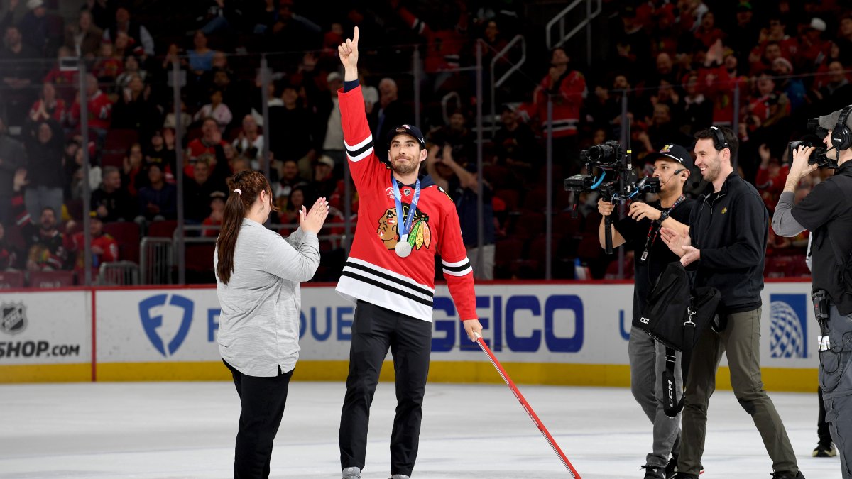Olympian Emery Lehman scored in ‘shoot the puck’ at Blackhawks game – NBC Chicago