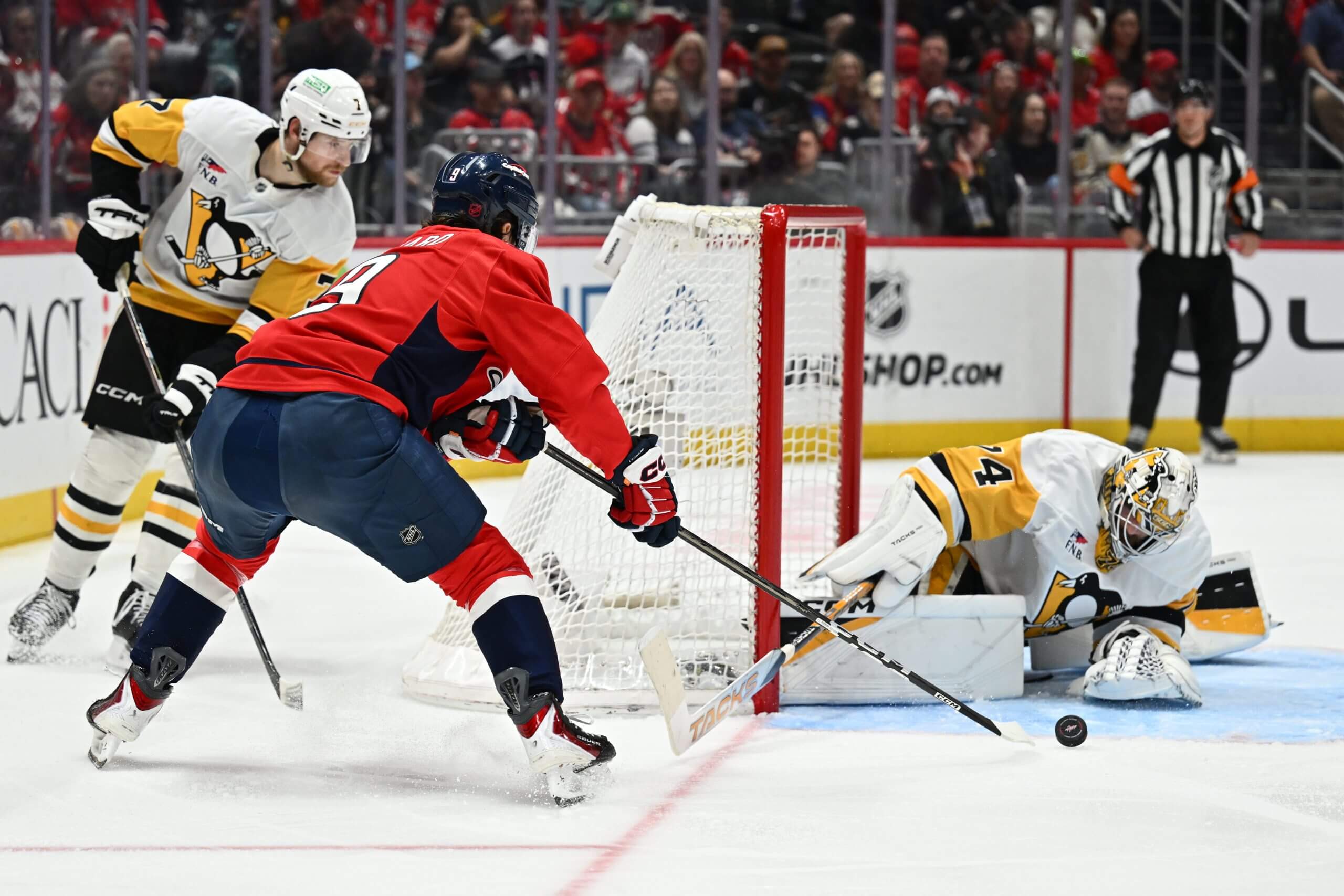 Stuart Skinner blocks a wraparound attempt by the Capitals' Ryan Leonard.