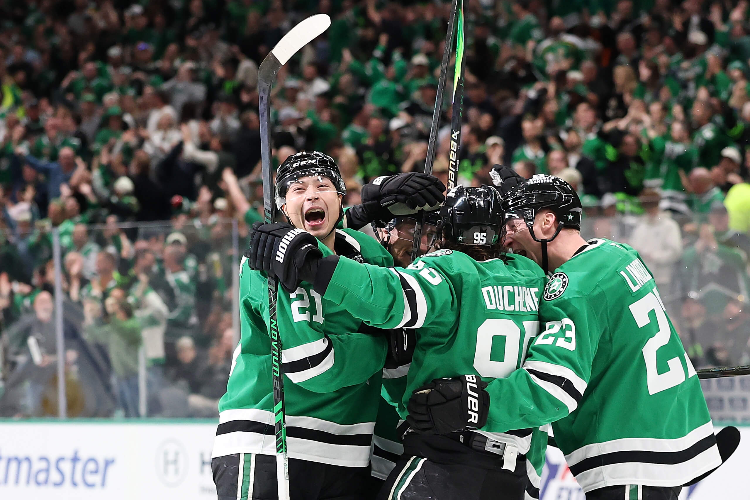 Jason Robertson celebrates a goal with teammates.