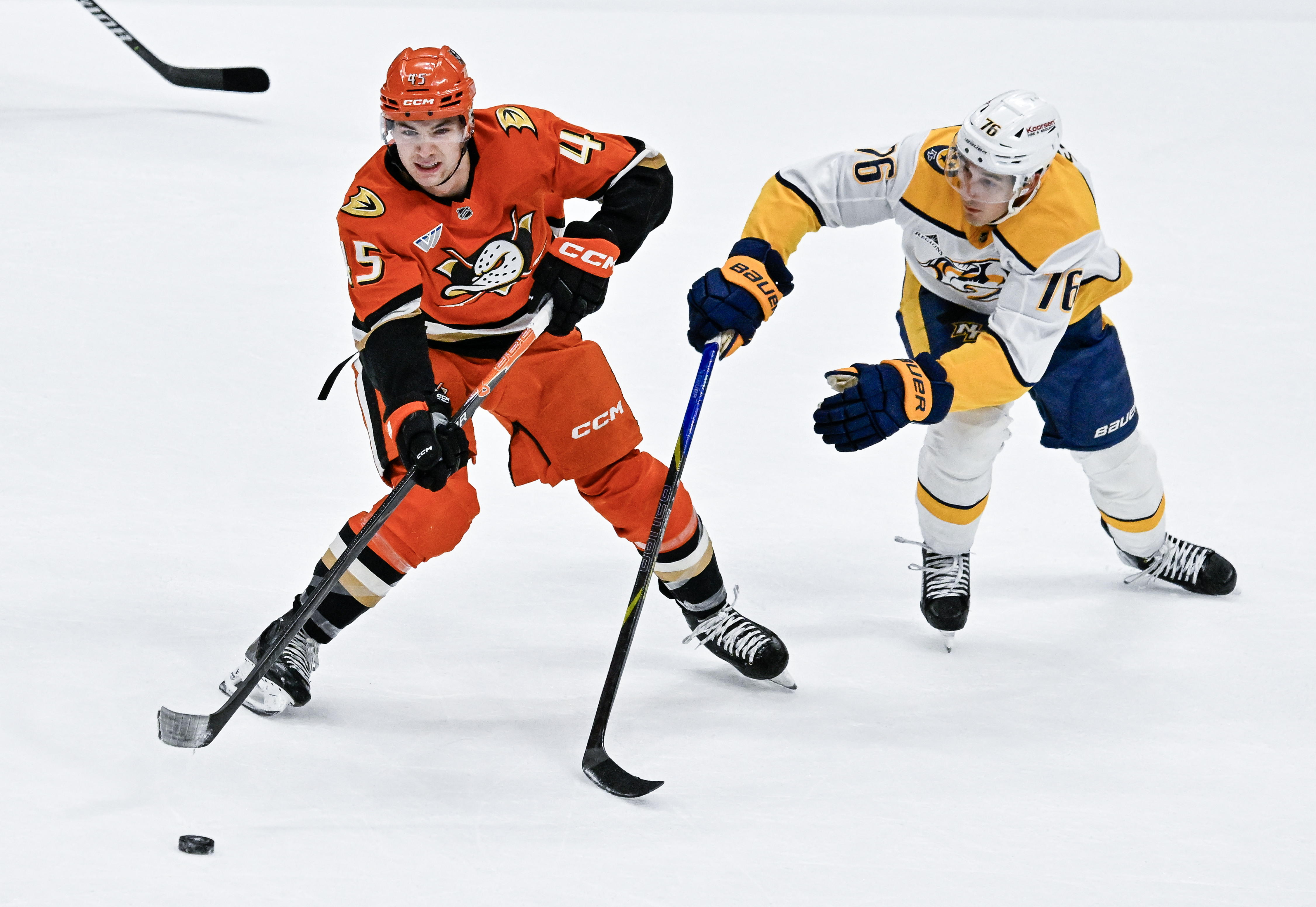 The Ducks’ Beckett Sennecke, left, lines up a shot on...