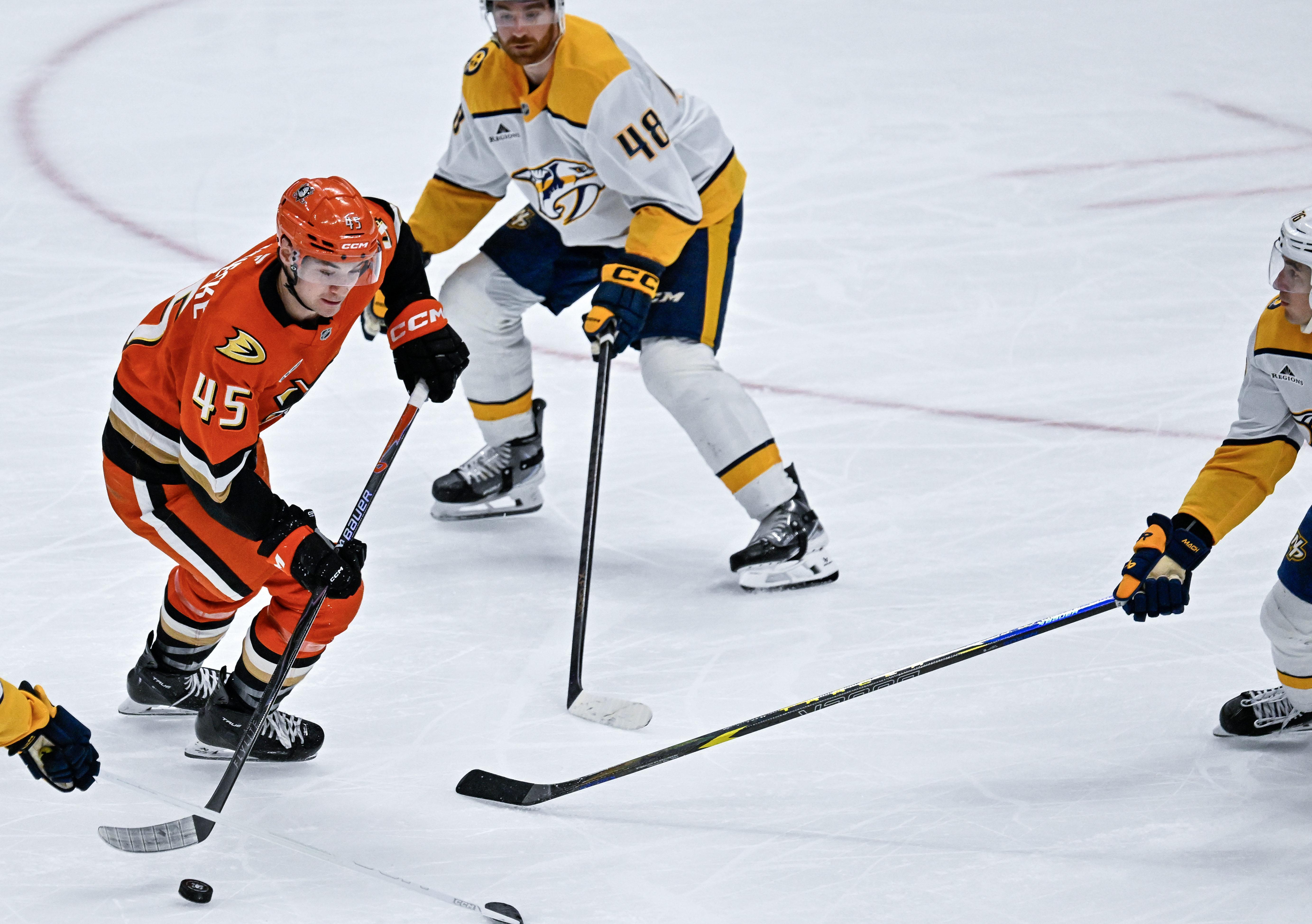 The Ducks’ Beckett Sennecke (45) of the Ducks controls the...